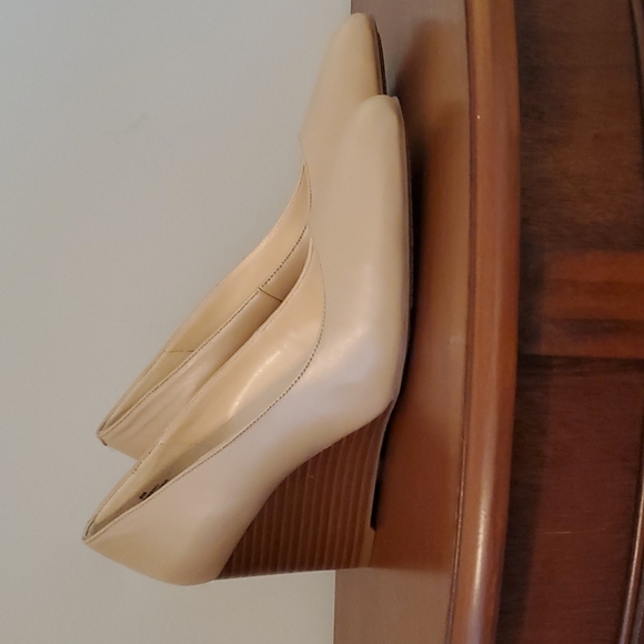 Nine West Genuine Leather 3” Tan Wedge size 8 - Picture 1 of 7